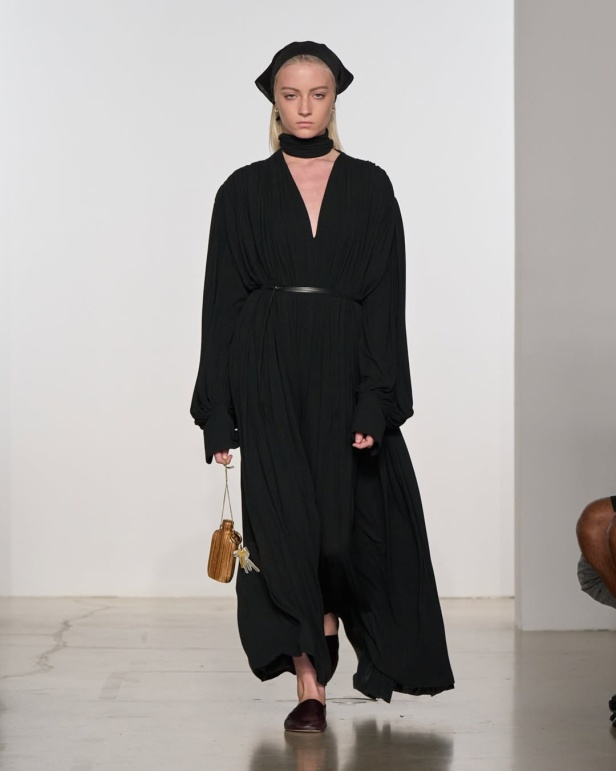 مجموعة "كالفن كلاين" من توقيع "فيرونيكا ليوني"... مرحة وأنيقة في آنٍ واحد