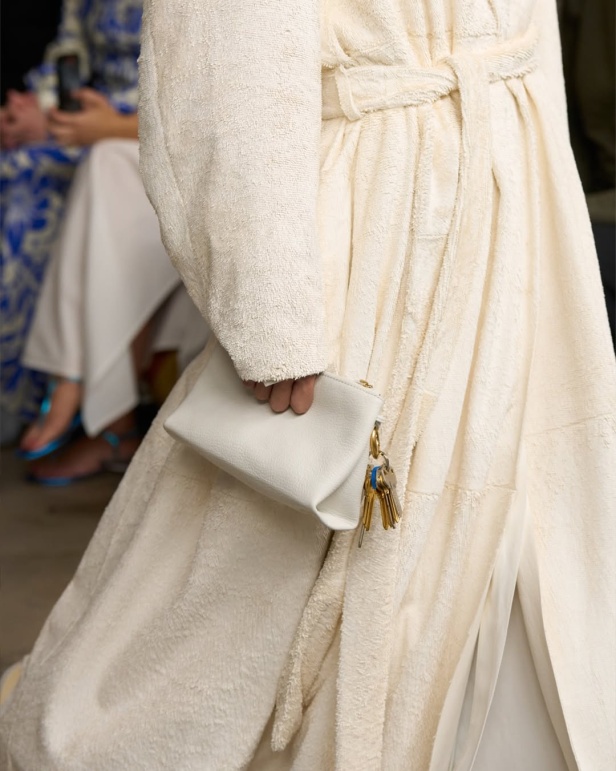 مجموعة "كالفن كلاين" من توقيع "فيرونيكا ليوني"... مرحة وأنيقة في آنٍ واحد