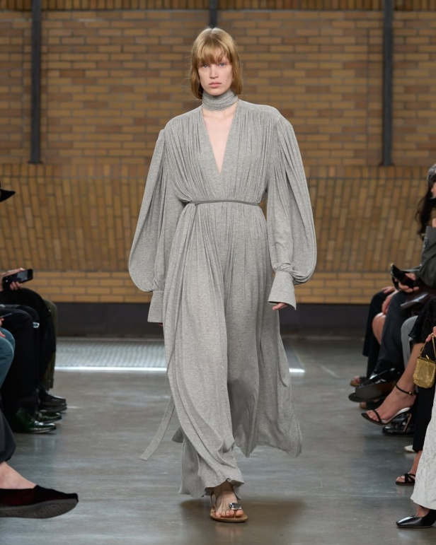 مجموعة "كالفن كلاين" من توقيع "فيرونيكا ليوني"... مرحة وأنيقة في آنٍ واحد