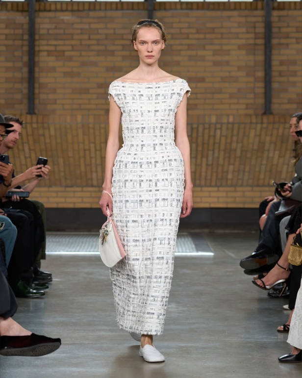 مجموعة "كالفن كلاين" من توقيع "فيرونيكا ليوني"... مرحة وأنيقة في آنٍ واحد