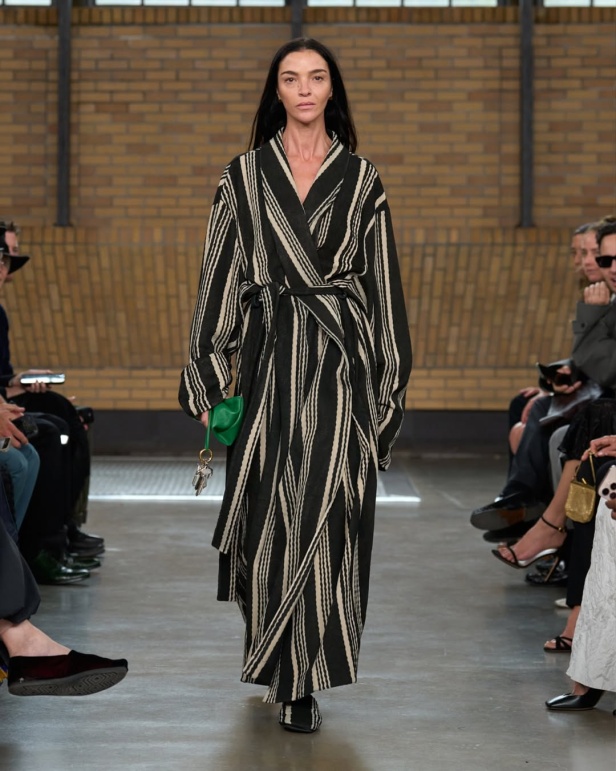 مجموعة "كالفن كلاين" من توقيع "فيرونيكا ليوني"... مرحة وأنيقة في آنٍ واحد