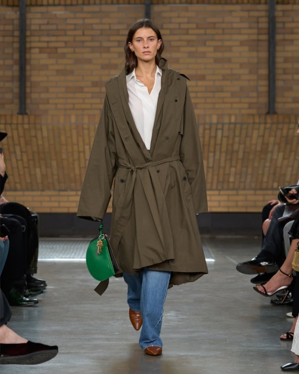 مجموعة "كالفن كلاين" من توقيع "فيرونيكا ليوني"... مرحة وأنيقة في آنٍ واحد