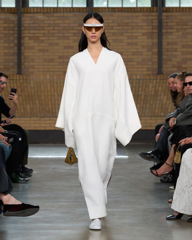 مجموعة "كالفن كلاين" من توقيع "فيرونيكا ليوني"... مرحة وأنيقة في آنٍ واحد