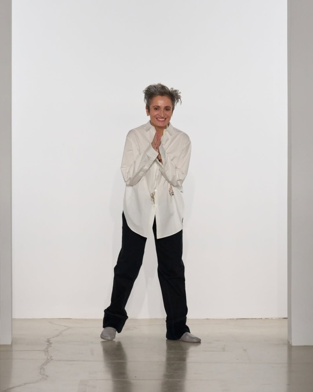 مجموعة "كالفن كلاين" من توقيع "فيرونيكا ليوني"... مرحة وأنيقة في آنٍ واحد