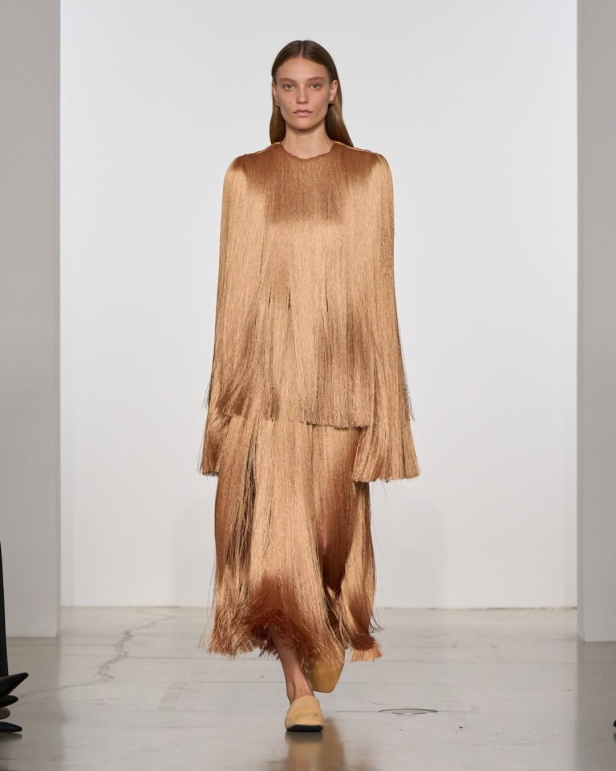 مجموعة "كالفن كلاين" من توقيع "فيرونيكا ليوني"... مرحة وأنيقة في آنٍ واحد