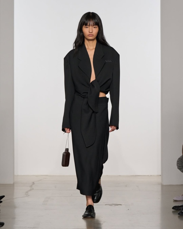 مجموعة "كالفن كلاين" من توقيع "فيرونيكا ليوني"... مرحة وأنيقة في آنٍ واحد