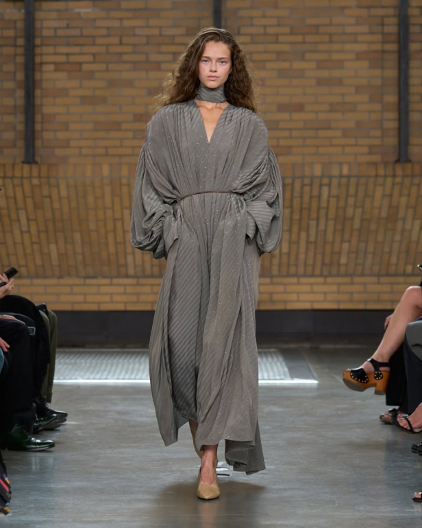 مجموعة "كالفن كلاين" من توقيع "فيرونيكا ليوني"... مرحة وأنيقة في آنٍ واحد