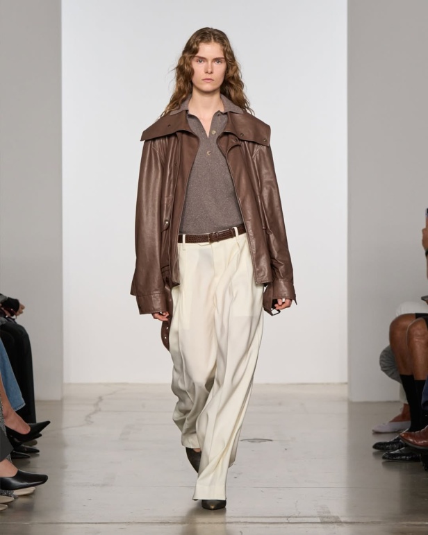 مجموعة "كالفن كلاين" من توقيع "فيرونيكا ليوني"... مرحة وأنيقة في آنٍ واحد