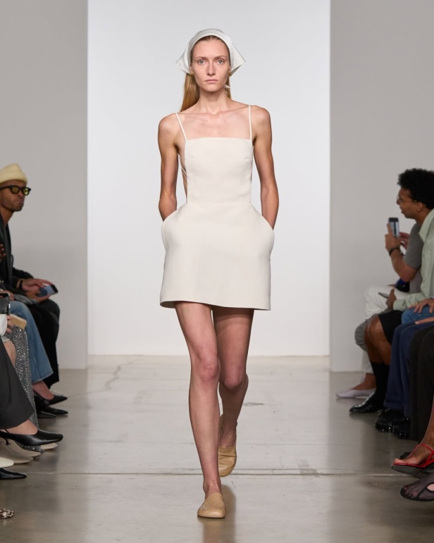 مجموعة "كالفن كلاين" من توقيع "فيرونيكا ليوني"... مرحة وأنيقة في آنٍ واحد