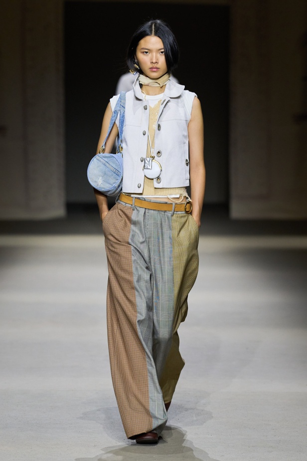 مجموعة كوتش لربيع 2026 تجسّد روح نيويورك وتناقضاتها الفريدة