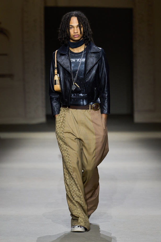 مجموعة كوتش لربيع 2026 تجسّد روح نيويورك وتناقضاتها الفريدة