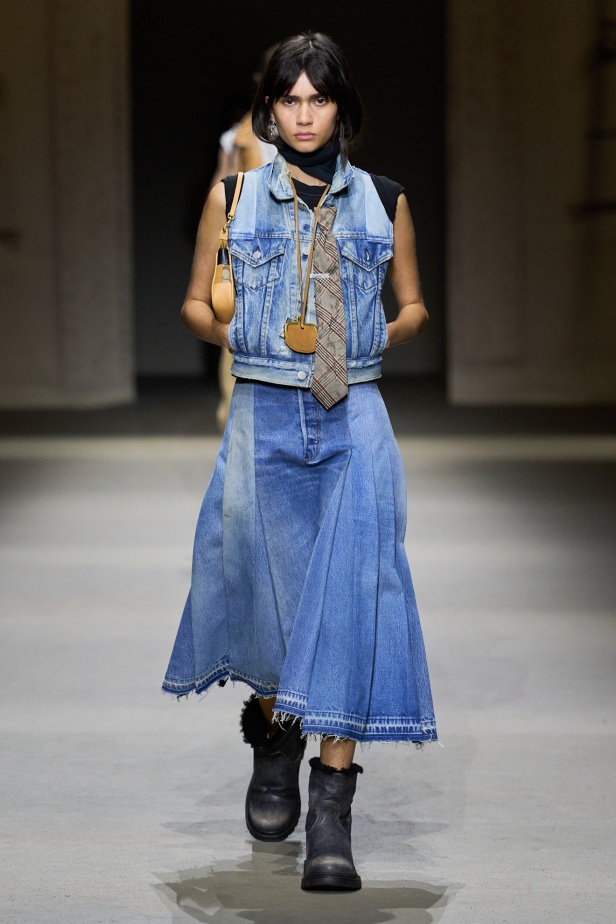 مجموعة كوتش لربيع 2026 تجسّد روح نيويورك وتناقضاتها الفريدة