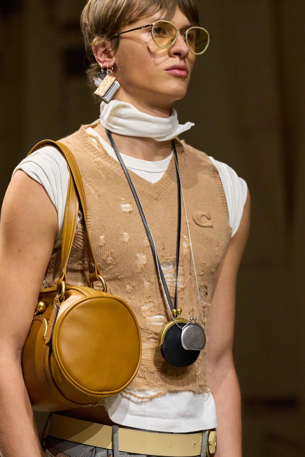 مجموعة كوتش لربيع 2026 تجسّد روح نيويورك وتناقضاتها الفريدة