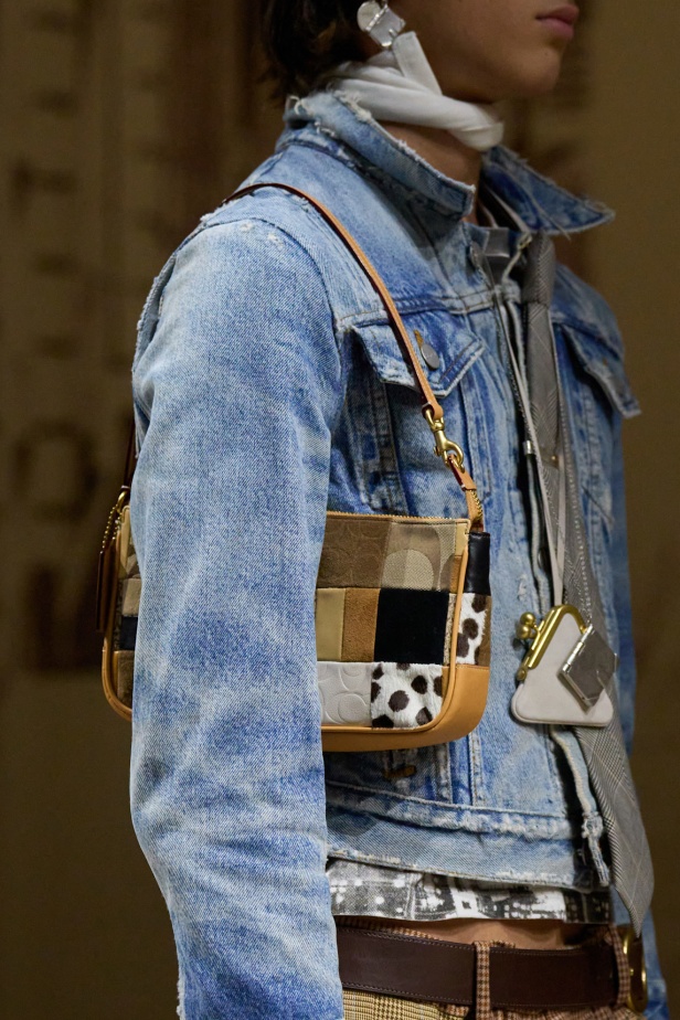 مجموعة كوتش لربيع 2026 تجسّد روح نيويورك وتناقضاتها الفريدة