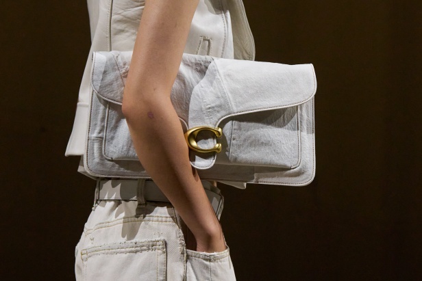 مجموعة كوتش لربيع 2026 تجسّد روح نيويورك وتناقضاتها الفريدة