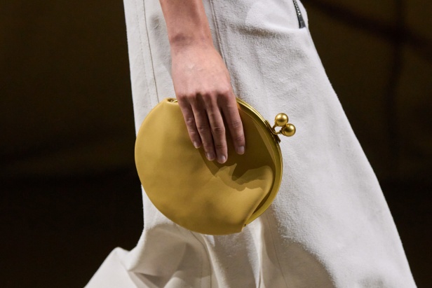 مجموعة كوتش لربيع 2026 تجسّد روح نيويورك وتناقضاتها الفريدة