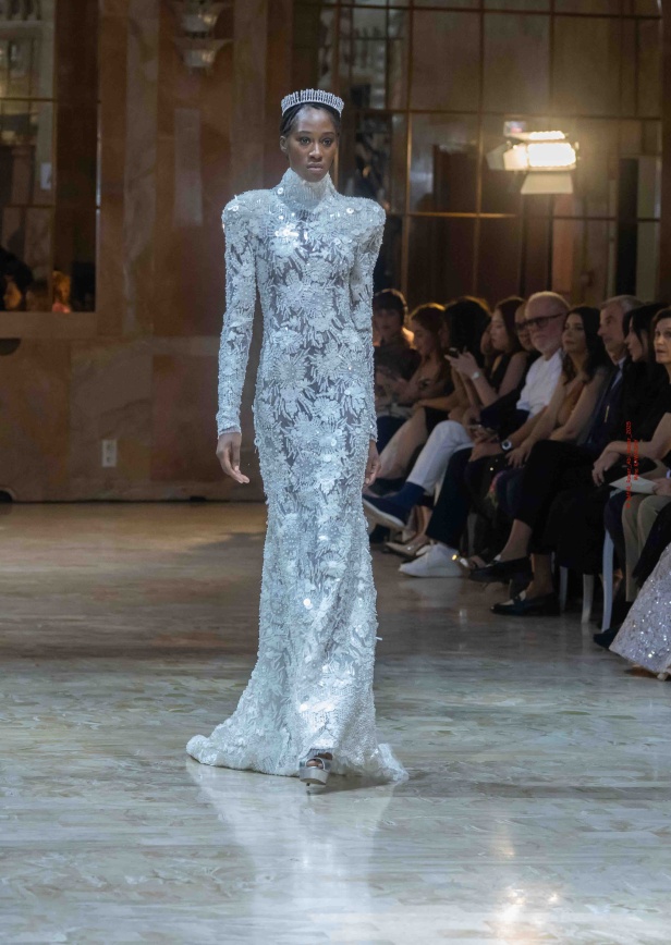 مجموعة روبير أبي نادر تحاكي استثنائية المرأة في باريس 