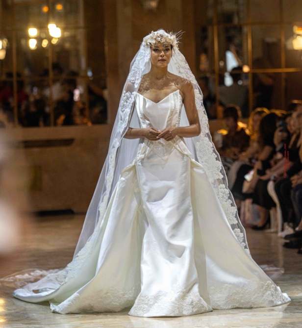 مجموعة روبير أبي نادر تحاكي استثنائية المرأة في باريس 