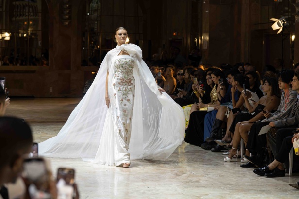 مجموعة روبير أبي نادر تحاكي استثنائية المرأة في باريس 