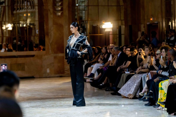 مجموعة روبير أبي نادر تحاكي استثنائية المرأة في باريس 