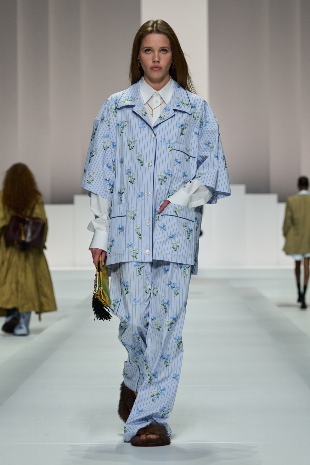 مجموعة غير تقليدية قدّمتها دار Dolce & Gabbana لربيع وصيف 2026 في ميلانو