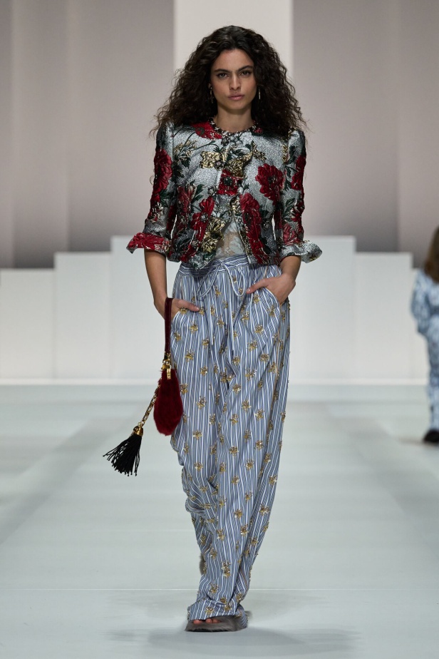 مجموعة غير تقليدية قدّمتها دار Dolce & Gabbana لربيع وصيف 2026 في ميلانو