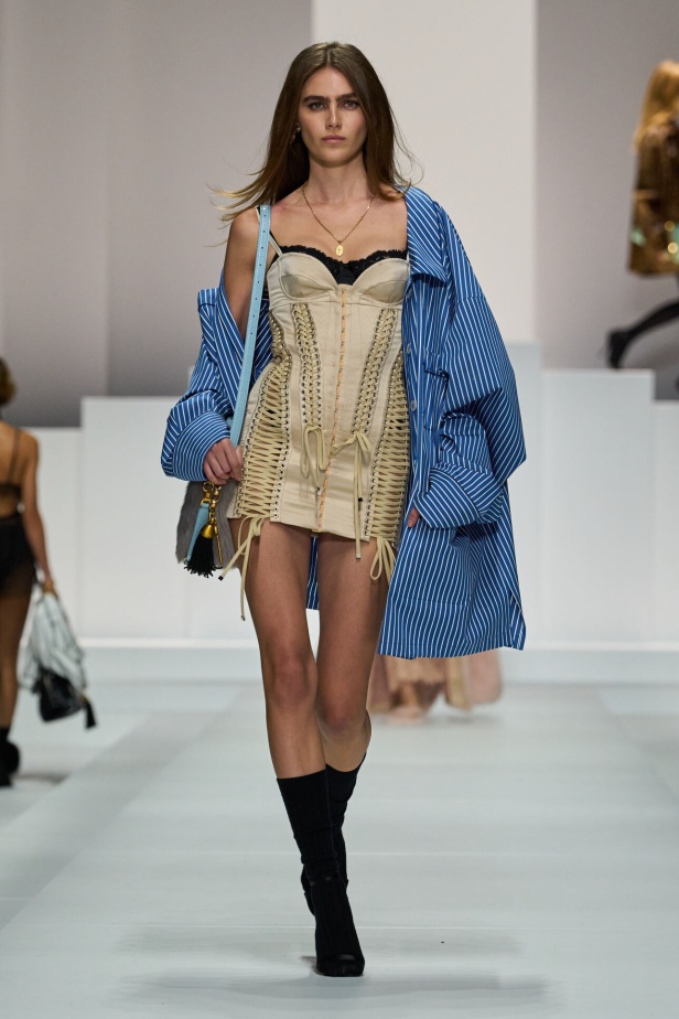 مجموعة غير تقليدية قدّمتها دار Dolce & Gabbana لربيع وصيف 2026 في ميلانو