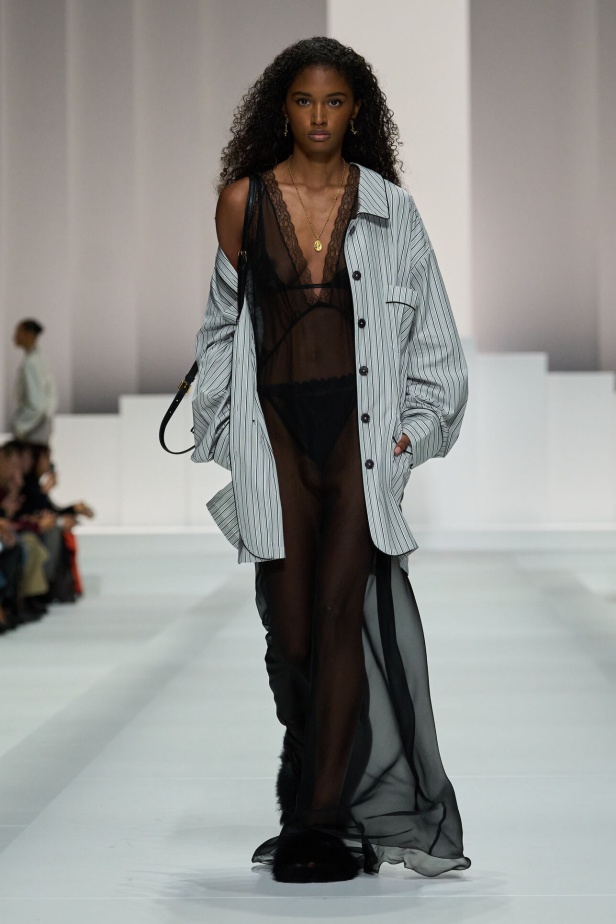 مجموعة غير تقليدية قدّمتها دار Dolce & Gabbana لربيع وصيف 2026 في ميلانو