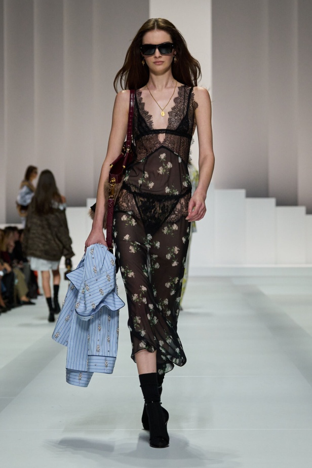 مجموعة غير تقليدية قدّمتها دار Dolce & Gabbana لربيع وصيف 2026 في ميلانو