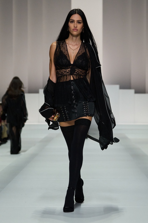 مجموعة غير تقليدية قدّمتها دار Dolce & Gabbana لربيع وصيف 2026 في ميلانو