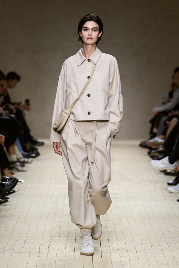 عرض أزياء مجموعة Emporio Armani لربيع وصيف 2026