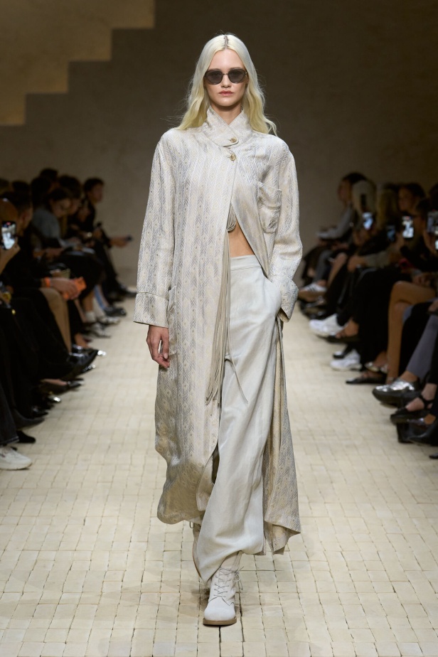 عرض أزياء مجموعة Emporio Armani لربيع وصيف 2026