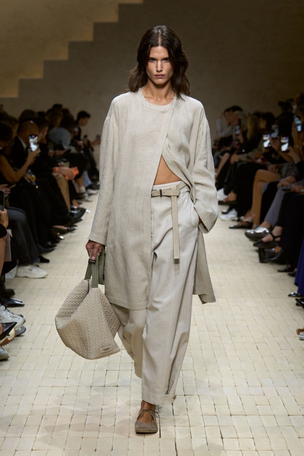 عرض أزياء مجموعة Emporio Armani لربيع وصيف 2026