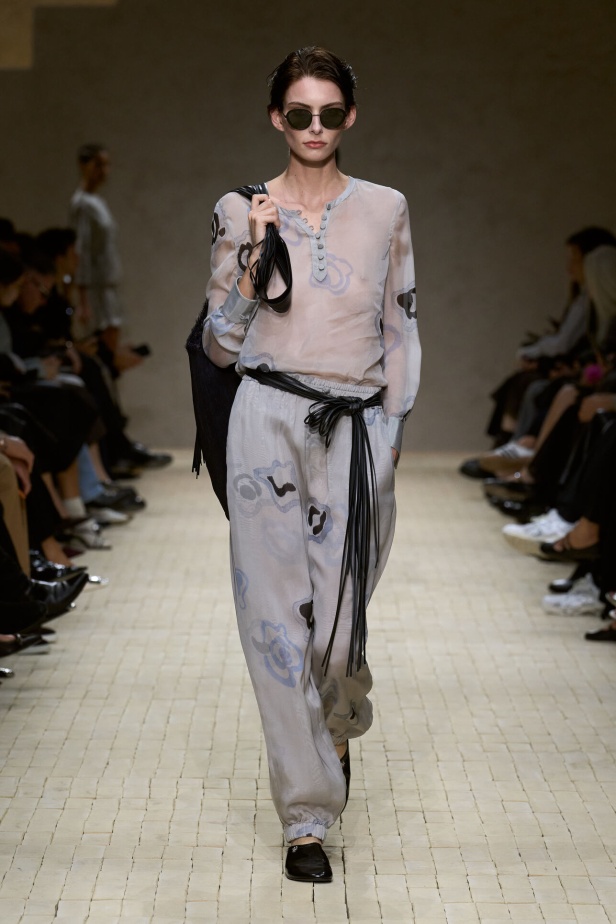 عرض أزياء مجموعة Emporio Armani لربيع وصيف 2026