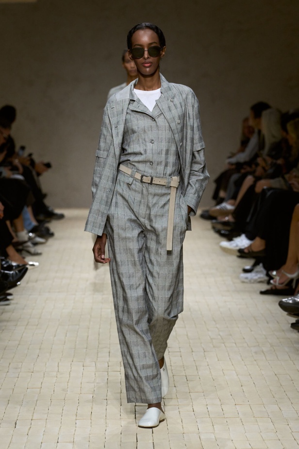 عرض أزياء مجموعة Emporio Armani لربيع وصيف 2026