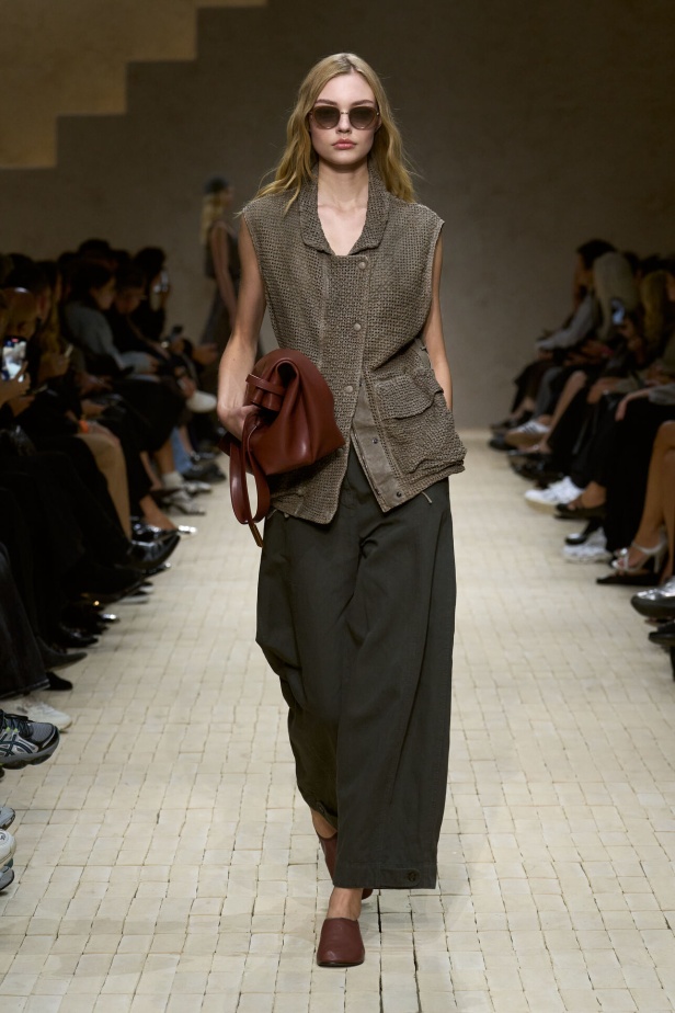 عرض أزياء مجموعة Emporio Armani لربيع وصيف 2026