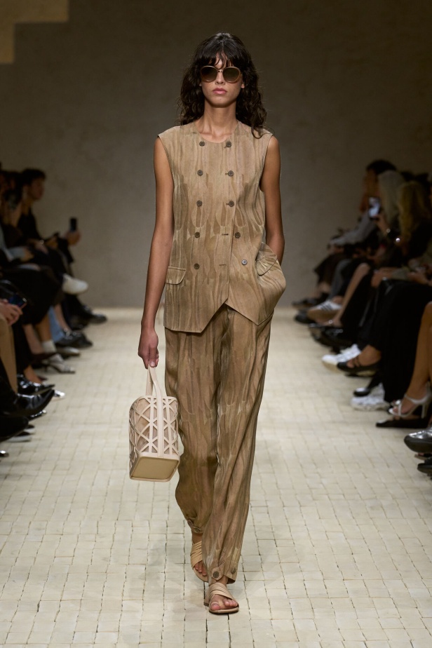 عرض أزياء مجموعة Emporio Armani لربيع وصيف 2026