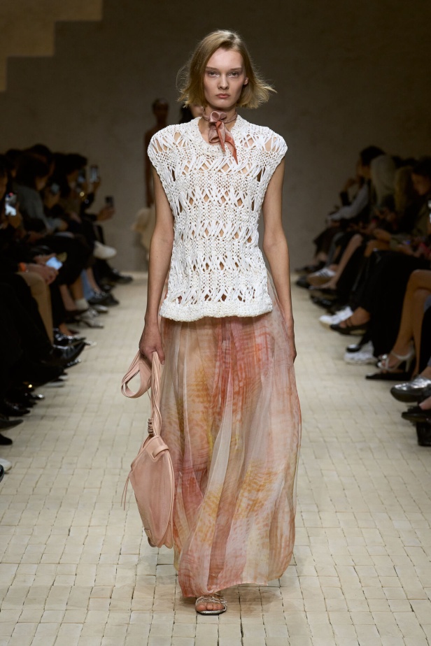 عرض أزياء مجموعة Emporio Armani لربيع وصيف 2026