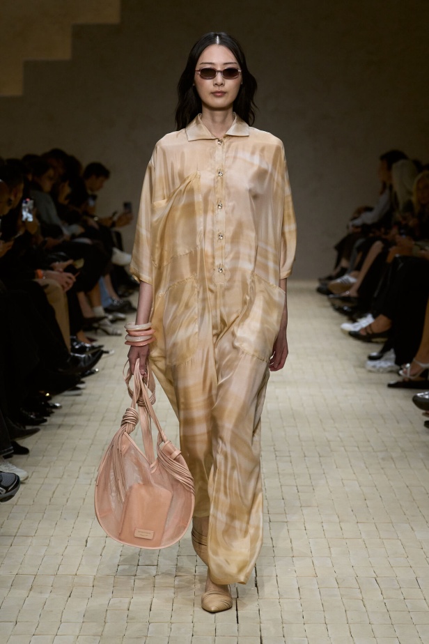 عرض أزياء مجموعة Emporio Armani لربيع وصيف 2026