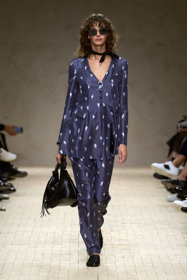 عرض أزياء مجموعة Emporio Armani لربيع وصيف 2026