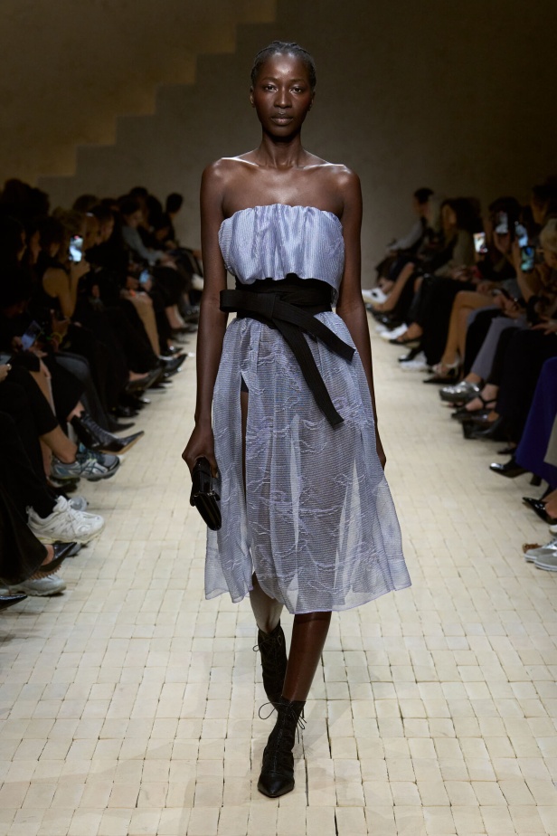 عرض أزياء مجموعة Emporio Armani لربيع وصيف 2026