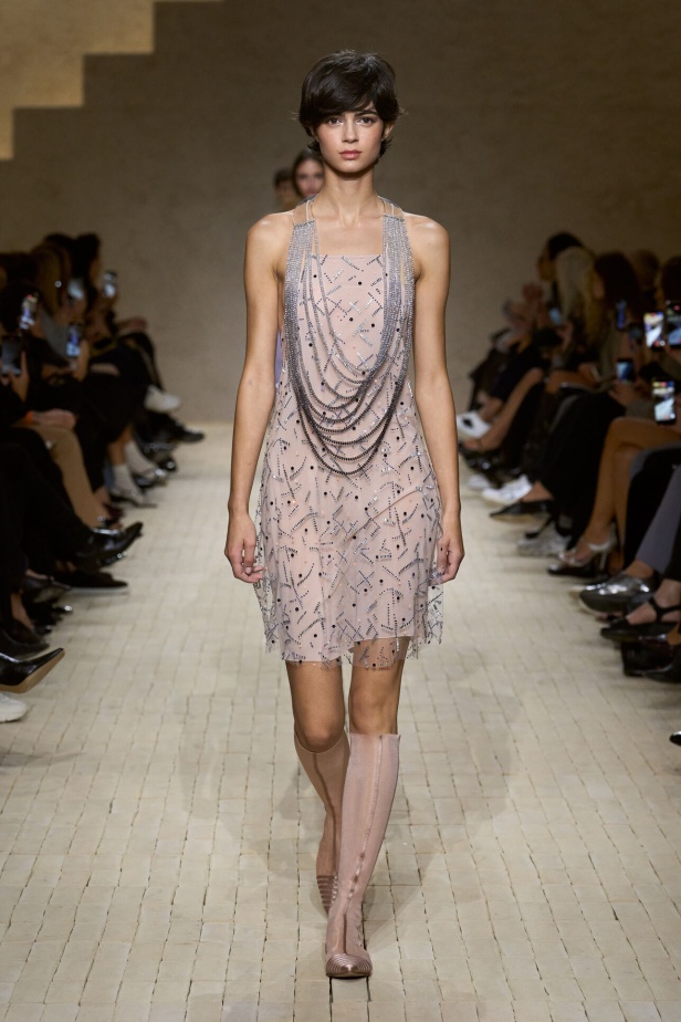 عرض أزياء مجموعة Emporio Armani لربيع وصيف 2026