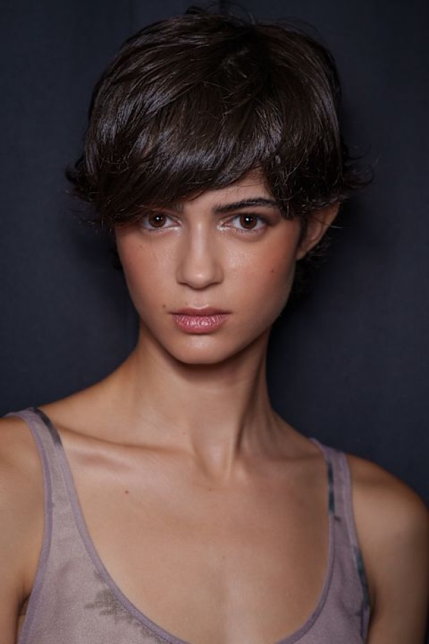 عرض أزياء مجموعة Emporio Armani لربيع وصيف 2026