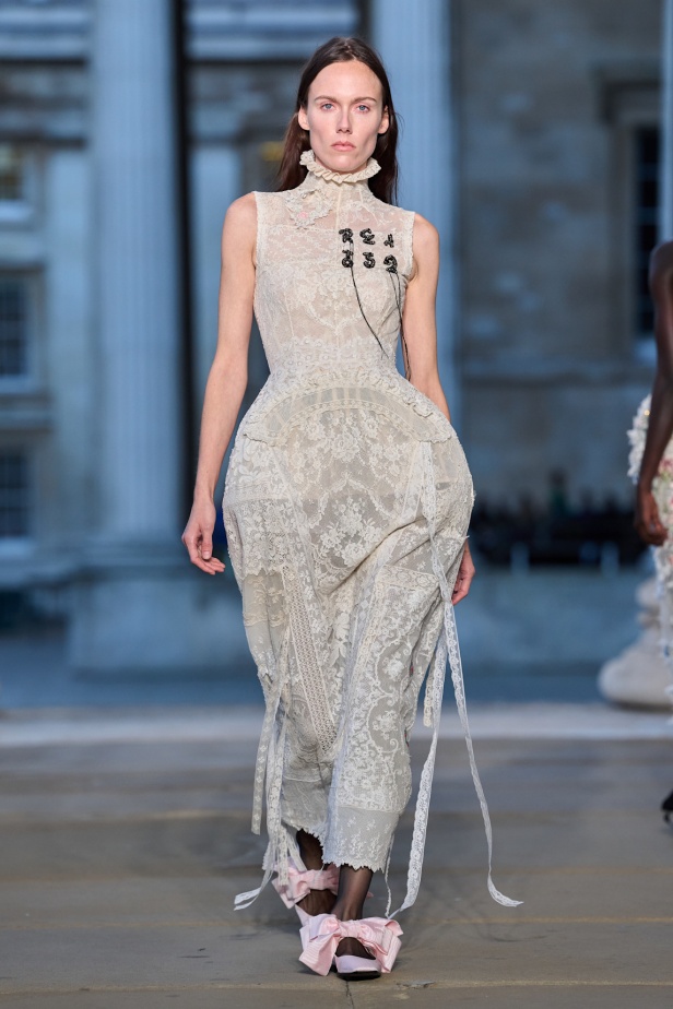 الطبعات عنوان مجموعة Erdem لربيع 2026