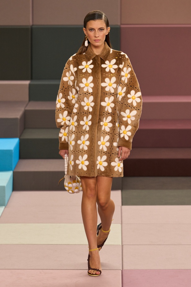 على منصة FENDI تتشابك الألوان كلحن فرح وتكرّس العراقة حضورها في مجموعة ربيع وصيف 2026