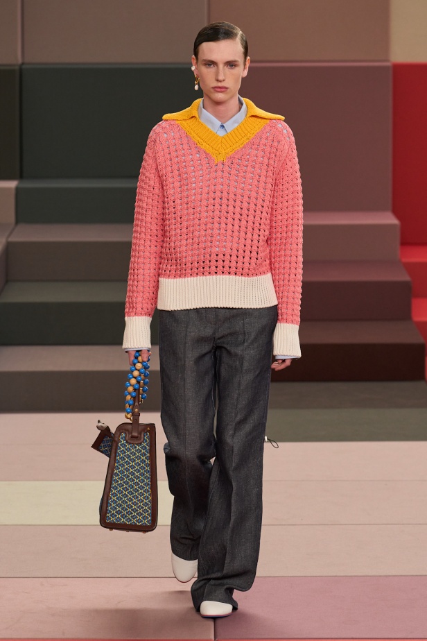 على منصة FENDI تتشابك الألوان كلحن فرح وتكرّس العراقة حضورها في مجموعة ربيع وصيف 2026