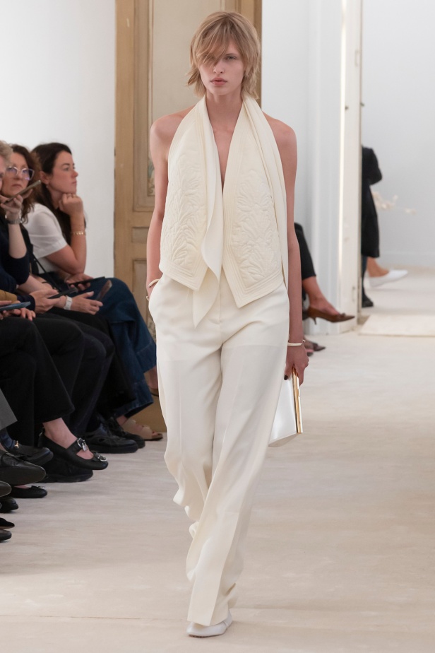 الثقة والحرية تتجسّدان في مجموعة Alberta Ferretti لربيع وصيف
