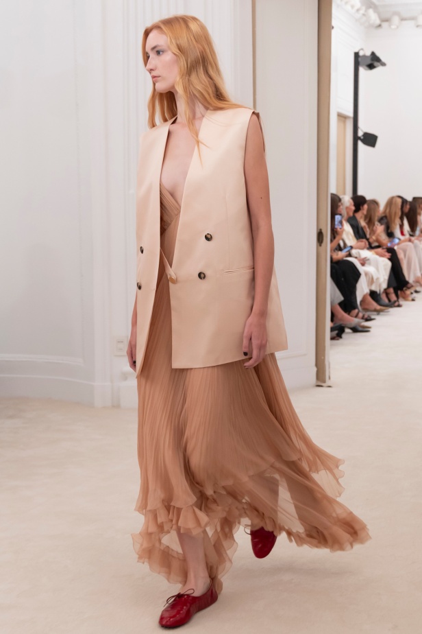 الثقة والحرية تتجسّدان في مجموعة Alberta Ferretti لربيع وصيف 2026