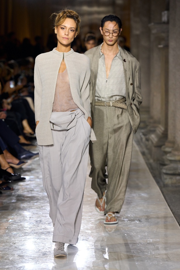 "جورجيو أرماني" يقدّم درسًا أخيرًا بالأناقة في مجموعة ربيع 2026... عرض تحوّل إلى وداع مؤثّر 