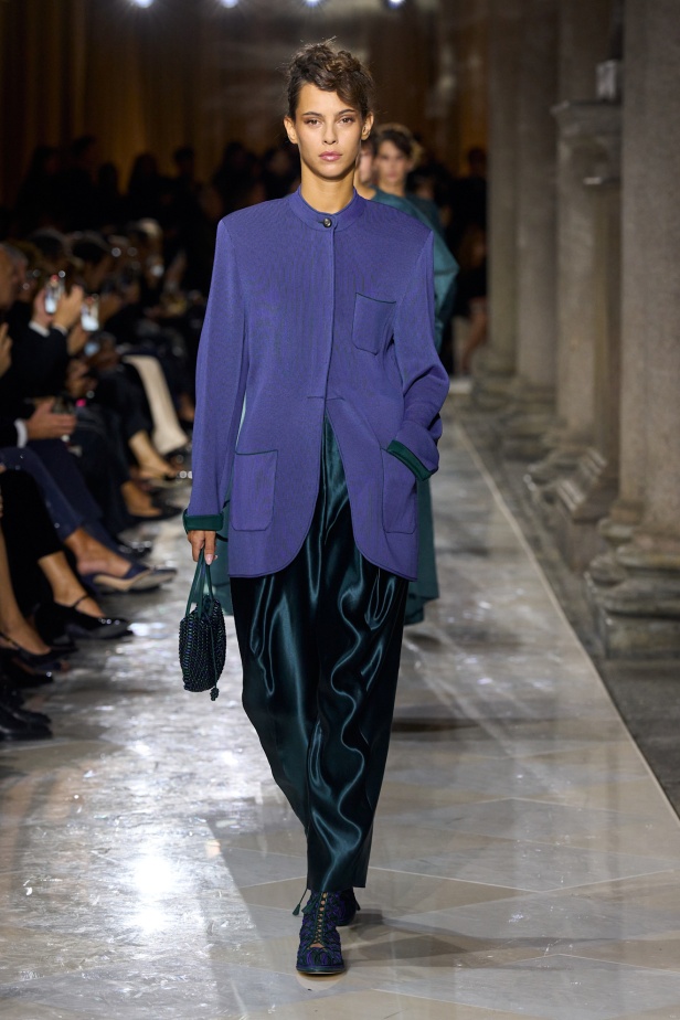 "جورجيو أرماني" يقدّم درسًا أخيرًا بالأناقة في مجموعة ربيع 2026... عرض تحوّل إلى وداع مؤثّر 